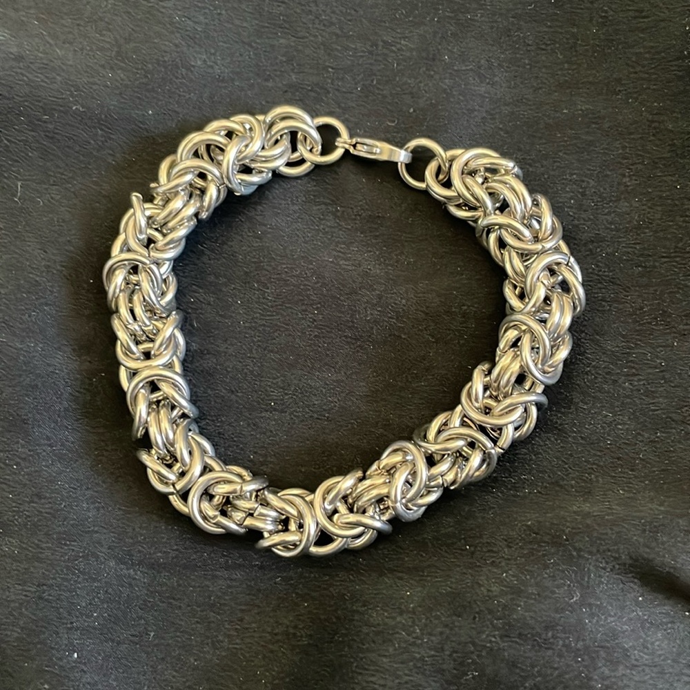 Beautiful stainless steel 316 L 9 inch men’s or women’ Byzatine bracelet.